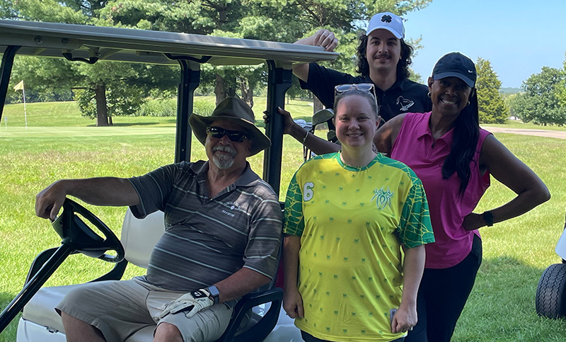 Illinois Mutual employees golfing